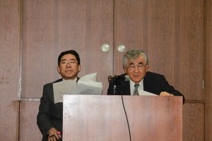 ２　総会議長を務める中川正晴相談役（右）と三條貞夫君